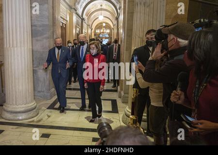 Washington DC, Stati Uniti. 06th Jan 2022. Il Presidente degli Stati Uniti Joe Biden, accompagnato dal leader della maggioranza del Senato Chuck Schumer, D-NY, a sinistra e Presidente della Casa Nancy Pelosi, D-CA, a destra, arriva per gennaio 6 anniversario eventi presso il Campidoglio degli Stati Uniti a Washington, DC Giovedi, 6 gennaio 2022. Foto di Ken Cedeno/UPI Credit: UPI/Alamy Live News Foto Stock