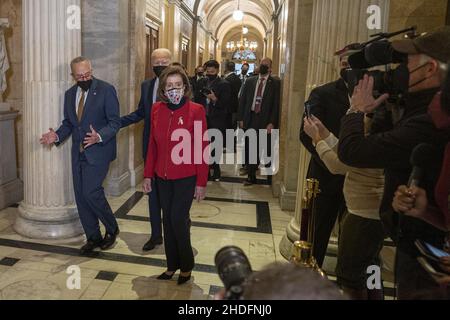 Washington DC, Stati Uniti. 06th Jan 2022. Il Presidente degli Stati Uniti Joe Biden, accompagnato dal leader della maggioranza del Senato Chuck Schumer, D-NY, a sinistra e Presidente della Casa Nancy Pelosi, D-CA, a destra, arriva per gennaio 6 anniversario eventi presso il Campidoglio degli Stati Uniti a Washington, DC Giovedi, 6 gennaio 2022. Foto di Ken Cedeno/UPI Credit: UPI/Alamy Live News Foto Stock