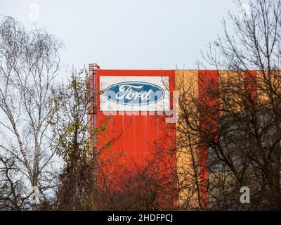 Azienda Sign on the Building of the Ford Plant in Cologne. Ford, Fordwerk a Colonia, Company Logo, Car Brand Foto Stock
