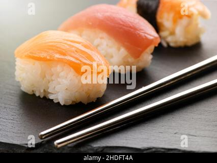 salmone, sushi nigiri, salmoni Foto Stock