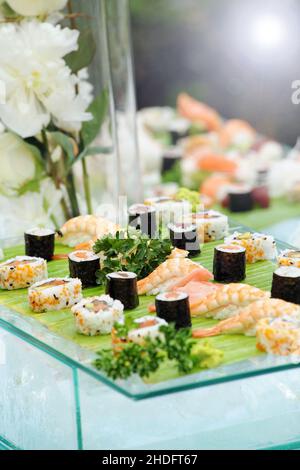sushi, piatto di sushi, panini all'interno, uramaki, sushi nigiri, sushi, sushi piatti, uramakis Foto Stock