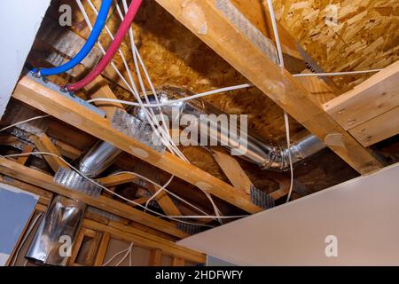 Sistema di tubi di ventilazione in cucina installazione interna di condotti per impianto di riscaldamento montato a soffitto Foto Stock