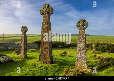 Le lapidi celtiche dei Kensington Barons con il Castello di St Brides sullo sfondo, Pembrokeshire Coast National Park, South Wales Foto Stock