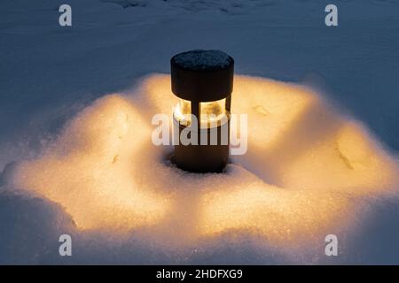 lampada da terra in piedi in una nevicata in inverno Foto Stock