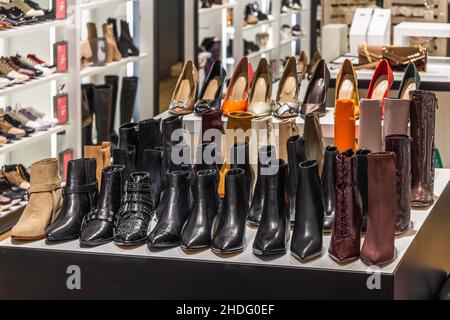 interni alla moda di un negozio di scarpe in un moderno centro commerciale Foto Stock