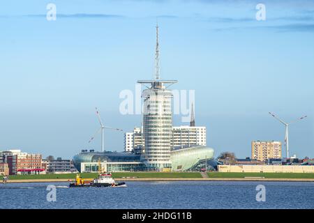 06 gennaio 2022, bassa Sassonia, Nordenham: Una nave supera il Klimahaus sul Weser. Foto: Sina Schuldt/dpa Foto Stock