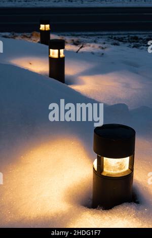 lampada da terra in piedi in una nevicata in inverno Foto Stock