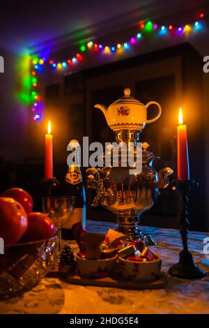 Samovar sul tavolo delle feste Foto Stock