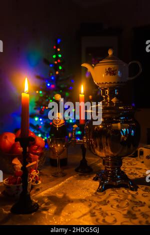 Samovar sul tavolo delle feste Foto Stock