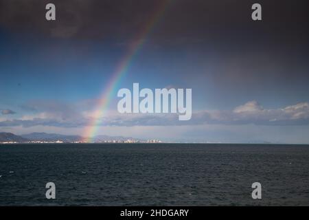 arcobaleno sopra il cielo di mare che si raduna dopo la tempesta Foto Stock