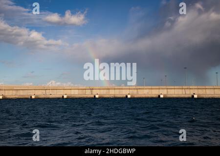 arcobaleno sopra il cielo di mare che si raduna dopo la tempesta Foto Stock