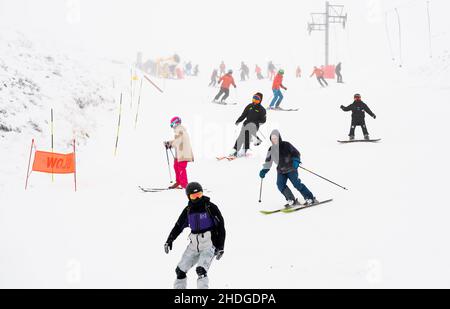 Sciatori e snowboarder presso il Glenshee Snowsports Centre, Cairnwell, Aberdeenshire. Gli esperti di previsioni meteorologiche prevedono nuove cadute di neve in tutta la Scozia e nel nord dell'Inghilterra. Data foto: Giovedì 6 gennaio 2022. Foto Stock