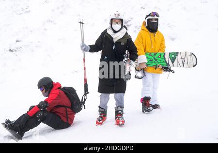 Sciatori e snowboarder presso il Glenshee Snowsports Centre, Cairnwell, Aberdeenshire. Gli esperti di previsioni meteorologiche prevedono nuove cadute di neve in tutta la Scozia e nel nord dell'Inghilterra. Data foto: Giovedì 6 gennaio 2022. Foto Stock