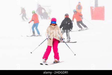 Sciatori e snowboarder presso il Glenshee Snowsports Centre, Cairnwell, Aberdeenshire. Gli esperti di previsioni meteorologiche prevedono nuove cadute di neve in tutta la Scozia e nel nord dell'Inghilterra. Data foto: Giovedì 6 gennaio 2022. Foto Stock