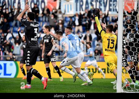 Roma, Italia. 06th Jan 2022. Patric Gil della SS Lazio festeggia dopo aver segnato un gol mentre Riccardo Marchizza e Guglielmo Vicario dell'Empoli FC protestano per un fallo di mano durante la Serie A partita di calcio tra la SS Lazio e l'Empoli FC allo stadio Olimpico di Roma (Italia), 6th gennaio 2022. L'obiettivo è stato annullato dal VAR. Foto Antonietta Baldassarre/Insidefoto Credit: Ininsidefoto srl/Alamy Live News Foto Stock