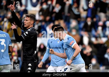 Roma, Italia. 06th Jan 2022. Patric Gil della SS Lazio festeggia dopo aver segnato un gol mentre Leo Stulac dell'Empoli FC protesta per un fallo di mano durante la Serie Una partita di calcio tra SS Lazio ed Empoli FC allo stadio Olimpico di Roma (Italia), 6th gennaio 2022. L'obiettivo è stato annullato dal VAR. Foto Antonietta Baldassarre/Insidefoto Credit: Ininsidefoto srl/Alamy Live News Foto Stock