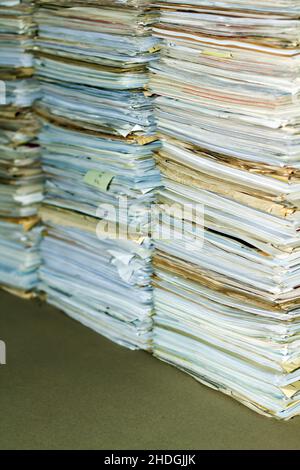 impilare, archiviare, impilare file, impilare carta, documenti, impilamento, pile, lime, pile di lime, pile di carta, documenti cartacei Foto Stock