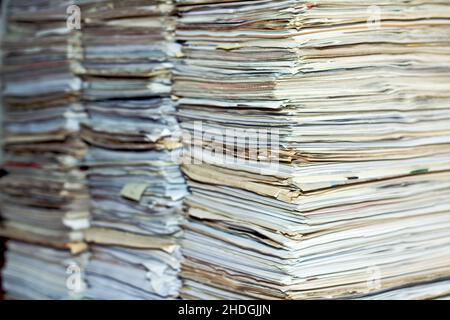 impilare, archiviare, impilare file, impilare carta, documenti, impilamento, pile, lime, pile di lime, pile di carta, documenti cartacei Foto Stock