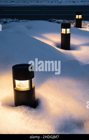 lampada da terra in piedi in una nevicata in inverno Foto Stock