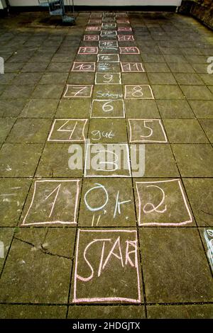 urbano, infanzia, campo da gioco, hopscotch, urban, bambini, bambini, bambini, bambini, campi da gioco, hopscotch Foto Stock