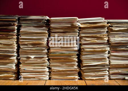 carta riciclata, pila di file, pila di carta, carta riciclata, riciclaggio, pile di lime, pile di carta, documenti Foto Stock