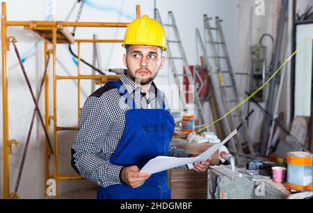 Builder sta cercando il progetto di lavoro Foto Stock