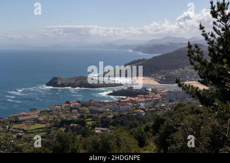 villaggio di lekeitio sulla costa basca da una montagna vicina Foto Stock