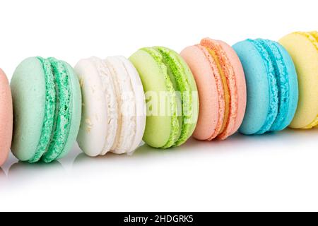 Macaroon colorati isolati su sfondo bianco. Tracciato di ritaglio Foto Stock