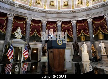 Washington, DC, Stati Uniti. 06th Jan 2022. Il presidente degli Stati Uniti Joe Biden ha commentato il primo anniversario dell'attacco del 6 gennaio al Campidoglio degli Stati Uniti, durante una cerimonia nella Statuary Hall al Campidoglio degli Stati Uniti il 06 gennaio 2022 a Washington, DC. Un anno fa, i sostenitori del presidente Donald Trump hanno attaccato il Campidoglio degli Stati Uniti nel tentativo di interrompere un voto al Congresso per confermare la vittoria del collegio elettorale per Joe Biden. Credit: Drew Angerer/Pool Via CNP/Media Punch/Alamy Live News Foto Stock