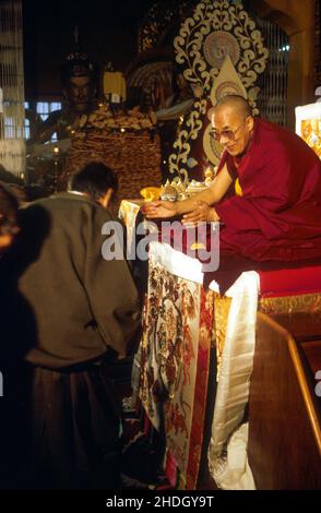 H.H. Dalai lama benedice i tibetani che hanno viaggiato per tutta la strada dal Tibet per assistere alla cerimonia di iniziazione di Kalachakra the1984. Bodh Gaya, Bihar, India Foto Stock