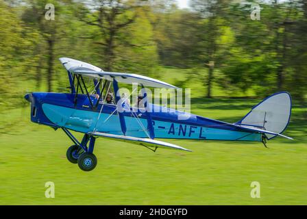 De Havilland D.H. 82A Tiger Moth aereo G-ANFL decollo da Henham Park, Suffolk campagna erba pista. Biplanare d'epoca ex 1940s RAF T6169 Foto Stock