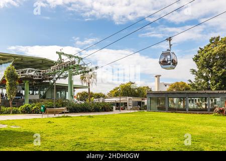 Funchal, Madeira, Portogallo - 27 dicembre 2021: Atmosfera da strada intorno alla funivia urbana Funchal-Monte dove la gente cammina in una giornata invernale Foto Stock