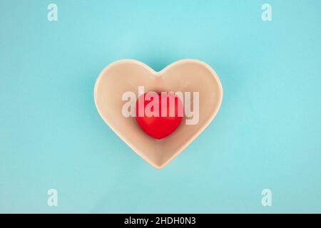 cuore rosso, scatola a forma di cuore, cuori rossi Foto Stock