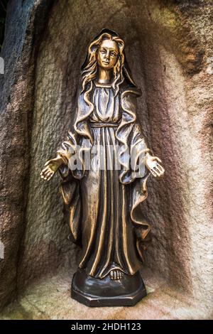 Statua della Vergine Maria a santa grotta di Lourdes la città francese ...