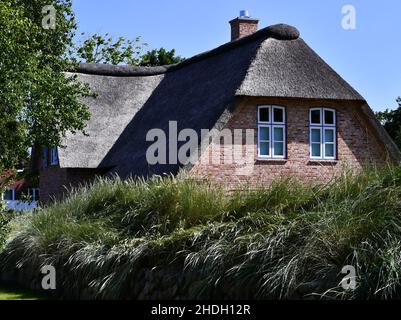 ST. PETER ORDING , GERMANIA 24 giugno 2020 bella casa classica con tetto in paglia a St. Peter Ording Foto Stock