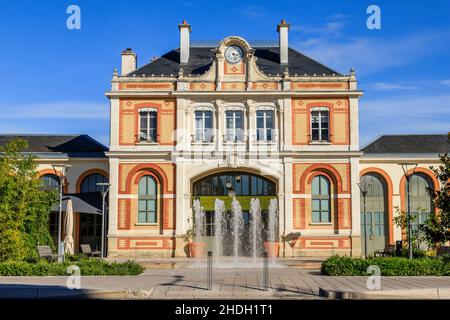 Francia, Allier, Bourbonnais, Vichy, patrimonio mondiale dell'UNESCO come parte delle Grandes Villes d'Eaux d'Europe, facciata stazione e piazzale wit Foto Stock