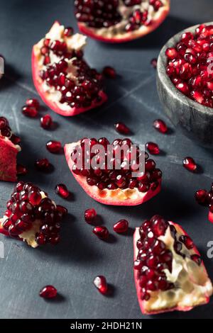 Semi di melograno rosso grezzo pronti a mangiare Foto Stock