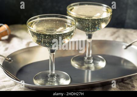 Champagne Bubbly rinfrescante freddo in un coupé Glass per Capodanno Foto Stock