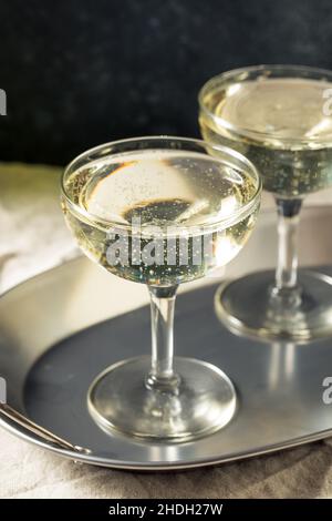 Champagne Bubbly rinfrescante freddo in un coupé Glass per Capodanno Foto Stock