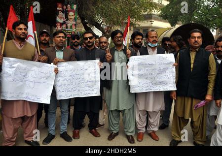 I membri dell'Associazione del personale paramedico Jamshoro stanno organizzando una manifestazione di protesta contro la SM dell'Ospedale di Kotri, presso il press club di Hyderabad giovedì 06 gennaio 2022. Foto Stock