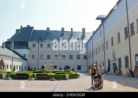 Casta, Slovacchia - 31 agosto 2019: Cortile medievale di Cerveny Kamen (Castello di pietra rossa) Foto Stock