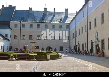 Casta, Slovacchia - 31 agosto 2019: Cortile medievale di Cerveny Kamen (Castello di pietra rossa) Foto Stock