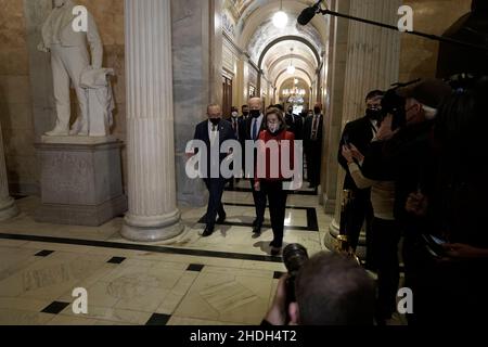 Il presidente degli Stati Uniti Joe Biden è accolto dal leader della maggioranza del Senato americano Chuck Schumer (democratico di New York) e dal presidente della Camera dei rappresentanti degli Stati Uniti Nancy Pelosi (democratico della California) come egli arriva per gli eventi di gennaio 6 anniversario al Campidoglio degli Stati Uniti a Washington, DC Giovedi 6 gennaio, 2022. Credito: Ken Cedeno/piscina via CNP Foto Stock