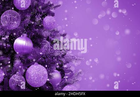 Albero di Natale con ornamenti, baubles e luci. Viola viola sfondo vacanze Foto Stock