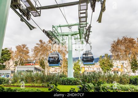 Funchal, Madeira, Portogallo - 27 dicembre 2021: Atmosfera da strada intorno alla funivia urbana Funchal-Monte dove la gente cammina in una giornata invernale Foto Stock