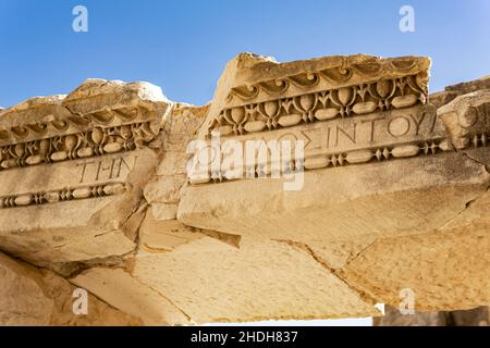 Demre, Turchia - 12 novembre 2021: Antiche rovine greche con ornamento in pietra e iscrizione contro il cielo a Myra Foto Stock