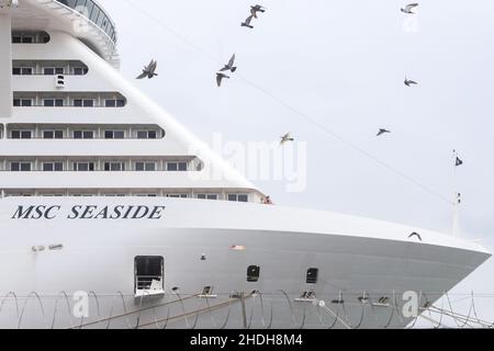 Santos, Brasile. 06th Jan 2022. SP - Santos - 01/06/2022 - SANTOS, DISEMBARQUE MSC MARE - nave MSC mare prevede l'arrivo al porto di Santos, a causa della sospensione della stagione di crociera in Brasile, dopo casi di COVID sulle navi. La mattina di questo giovedì (06) passeggeri e equipaggio sbarcati al terminal passeggeri nella città di Santos (70 km da San Paolo). Foto: Fernanda Luz/AGIF/Sipa USA Credit: Sipa USA/Alamy Live News Foto Stock