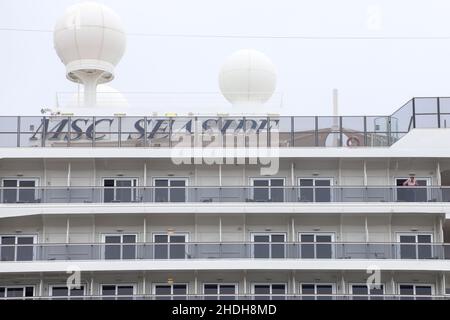 Santos, Brasile. 06th Jan 2022. SP - Santos - 01/06/2022 - SANTOS, DISEMBARQUE MSC MARE - nave MSC mare prevede l'arrivo al porto di Santos, a causa della sospensione della stagione di crociera in Brasile, dopo casi di COVID sulle navi. La mattina di questo giovedì (06) passeggeri e equipaggio sbarcati al terminal passeggeri nella città di Santos (70 km da San Paolo). Foto: Fernanda Luz/AGIF/Sipa USA Credit: Sipa USA/Alamy Live News Foto Stock