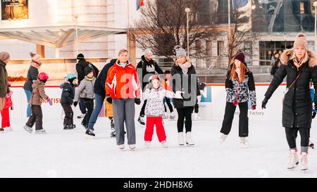 Slovakia.Bratislava.05.01.2020.Outdoor.Winter sport.People pattinaggio su ghiaccio sulla pista di pattinaggio del parco cittadino in Europa. Attività invernali all'aperto. Foto Stock