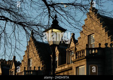 Una fotografia a colori delle cime degli edifici e una lampada da strada sulla Rubislaw Terrace, una popolare area protetta, ad Aberdeen, Scozia. Foto Stock